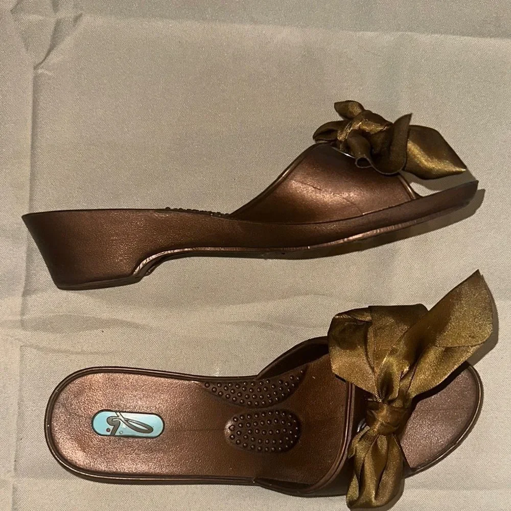 OKA b. Brown/Bronze Bow Women's Slide Sandals Size 6